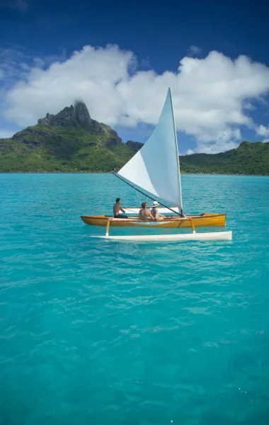 Pirogue à voile à Bora Bora ©Grégoire Le Bacon