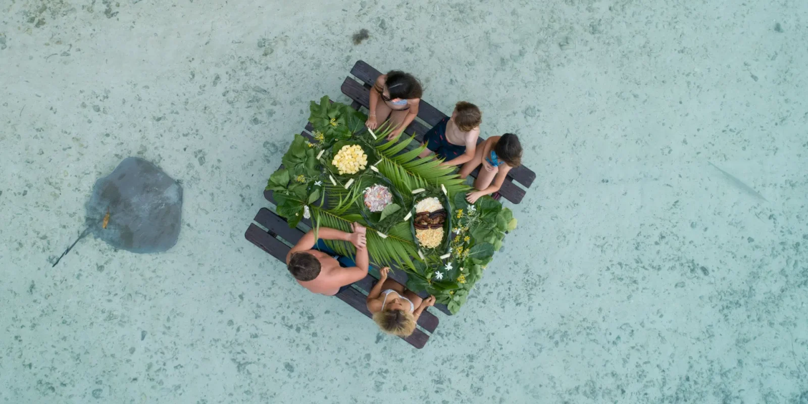 Pique-nique les pieds dans l'eau à Bora Bora © Tahiti Fly Shoot