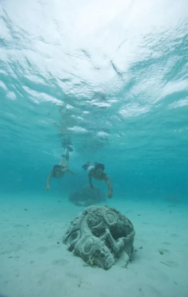 Discover Polynesian history and culture by diving on shipwrecks © Tahiti Tourisme