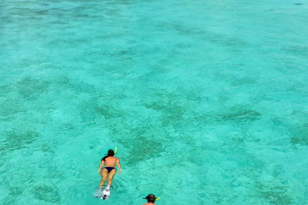 exploration du lagon de bora bora en couple © Stéphane Mailion Photography