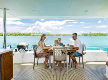 With the family on a catamaran © Grégoire Le Bacon