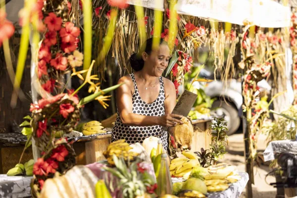 Take a break to drink an iced coconut at a snack bar on Moorea © Grégoire Le Bacon