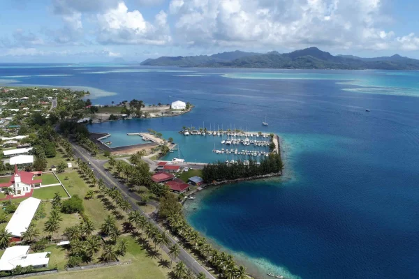 Raiatea's town of Uturoa with a view of the marina, the seawater pool and Taha'a © Port Autonome de Papeete