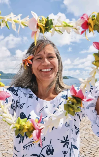 Warm welcome with Raiatea flower necklace ©_Alika Photography