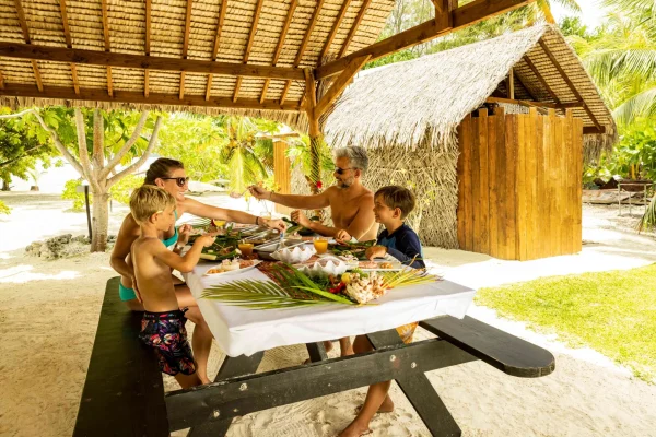 Lunch on the motu in Bora Bora © Grégoire Le Bacon2