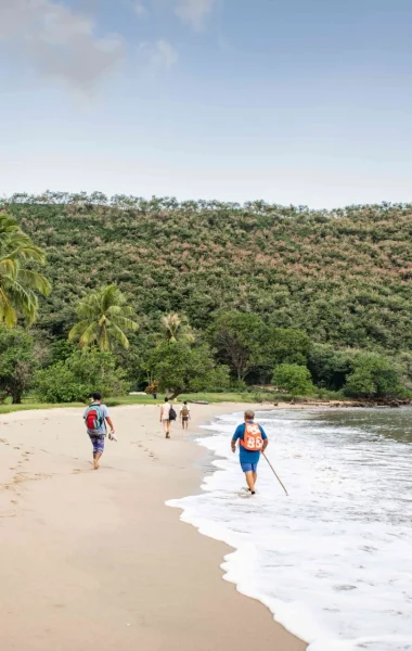 Walking on the white sands of Nuku Hiva © Stéphane Mailion Photography