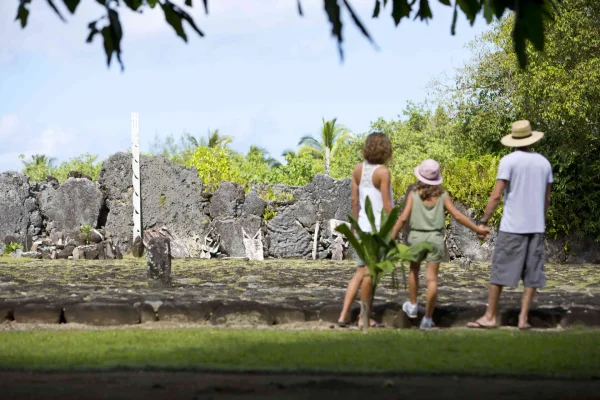 A family visit to the taputapuatea marae on the island of Raiatea © Tahiti Tourisme