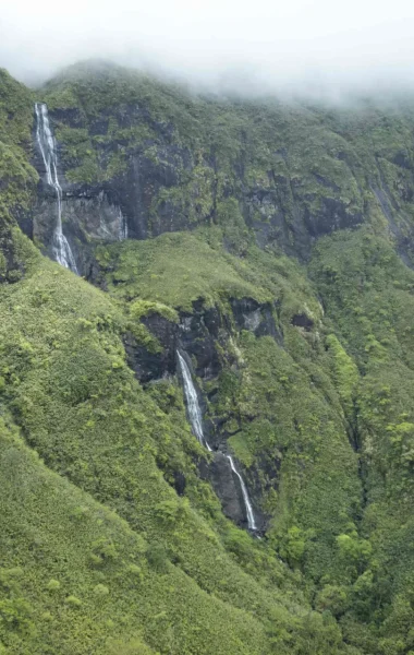 Hiking in Tahiti aerial view of the waterfalls of Tahiti © Grégoire Le Bacon - Tahiti Nui Helicopters