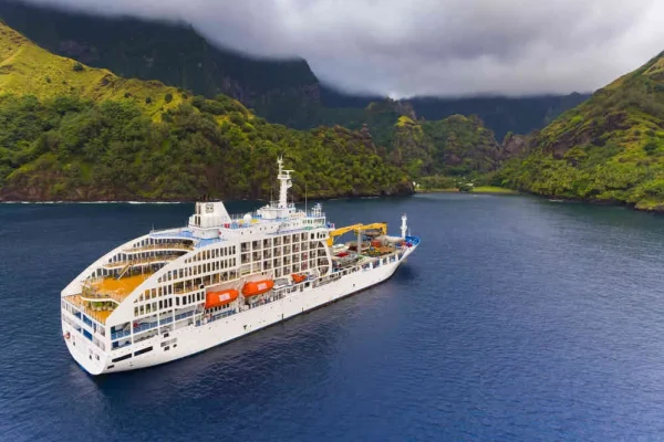 La baie des vierges de Fatu Hiva avec le Aranui © Lionel Gouverneur