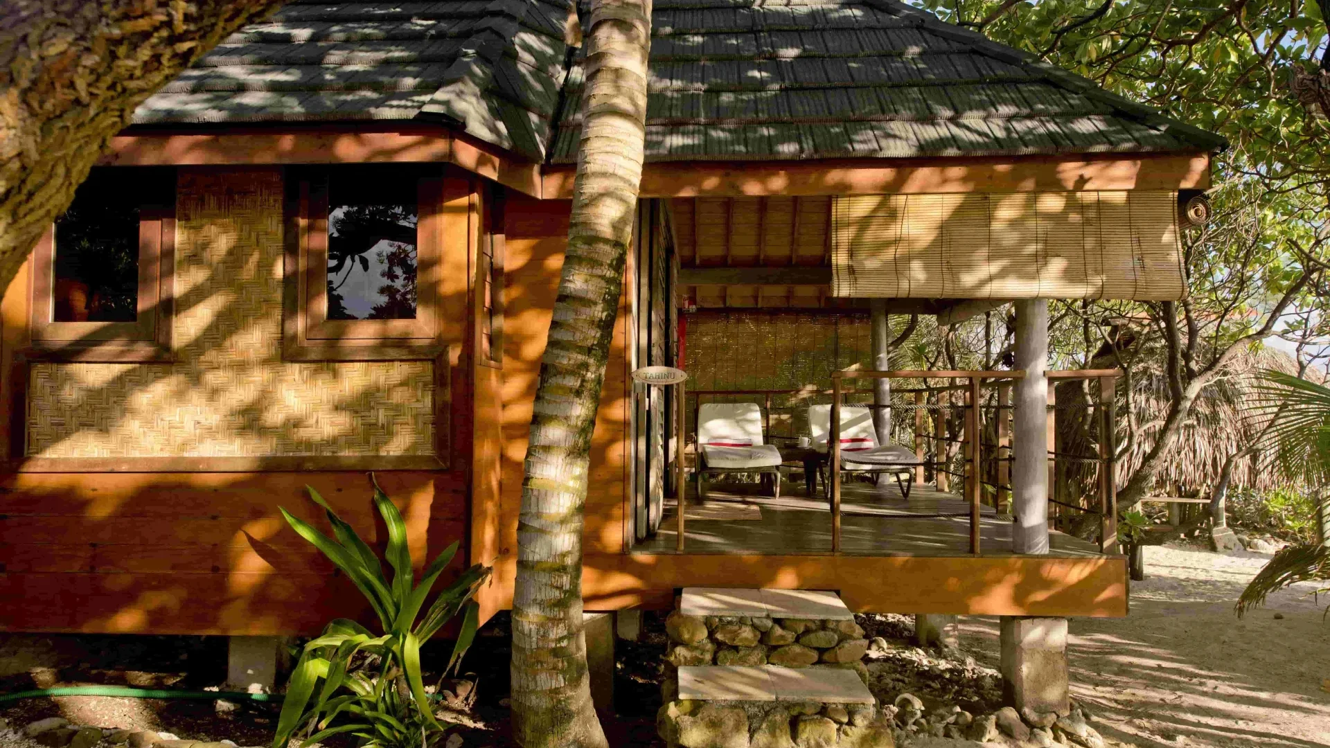 Bungalow on a beach in Moorea © Hélène Havard