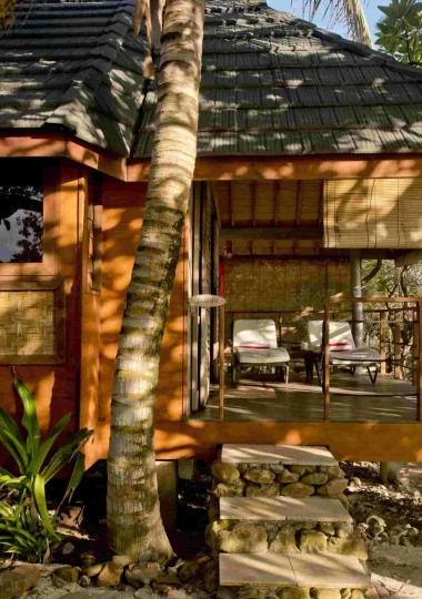 Bungalow on a beach in Moorea © Hélène Havard