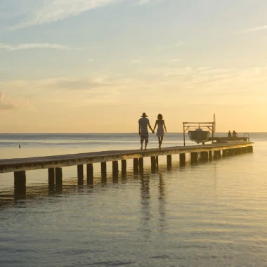 Ponton du Raiatea Lodge avec sunset en famille © Tahiti Tourisme