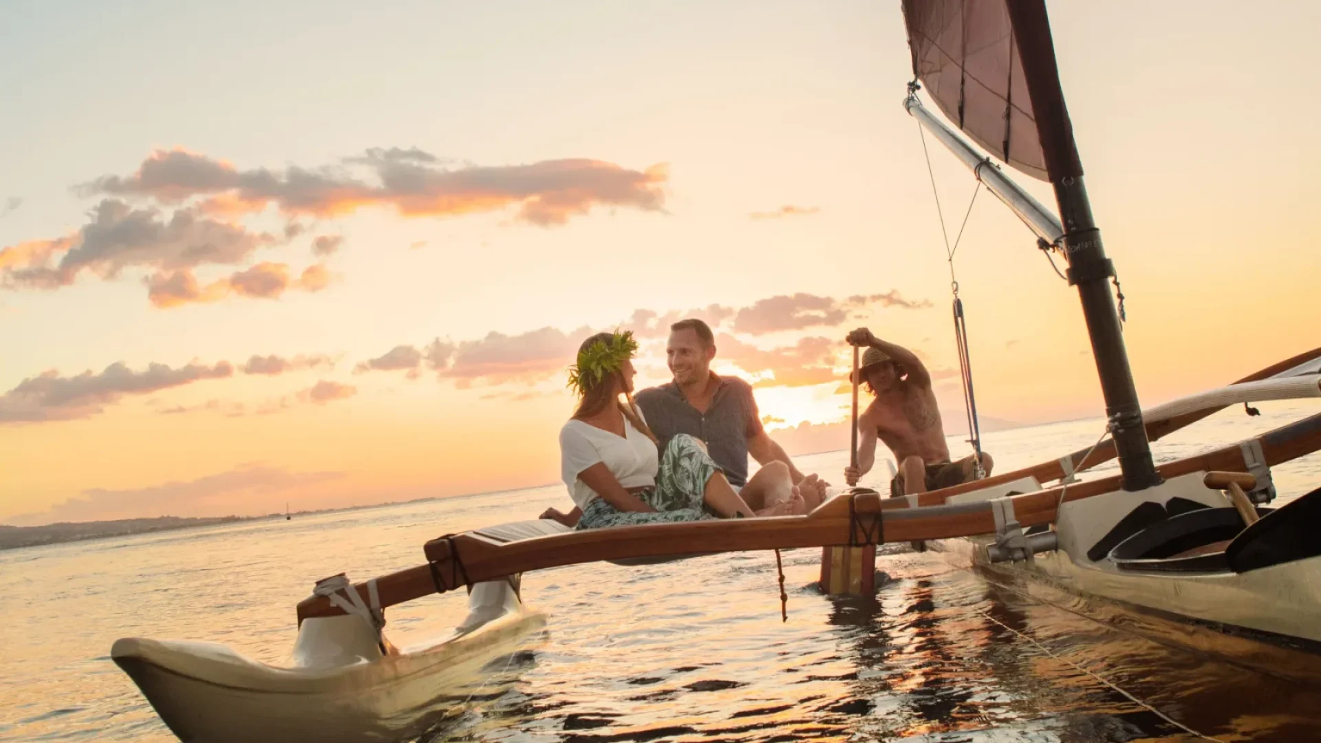 Sailing on the lagoon in a pirogue © Grégoire Le Bacon
