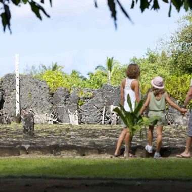 A family visit to the taputapuatea marae on the island of Raiatea © Tahiti Tourisme