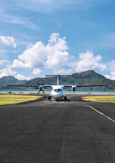 Arrivée avion ATRr Air Tahiti sur le tarmac de l'aéroport de Raiatea © Alika Photography