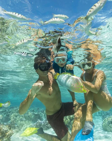 Family diving in Taha'a lagoon © Grégoire Le Bacon