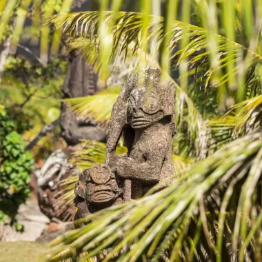 Stone tikis from Nuku Hiva © Grégoire Le Bacon