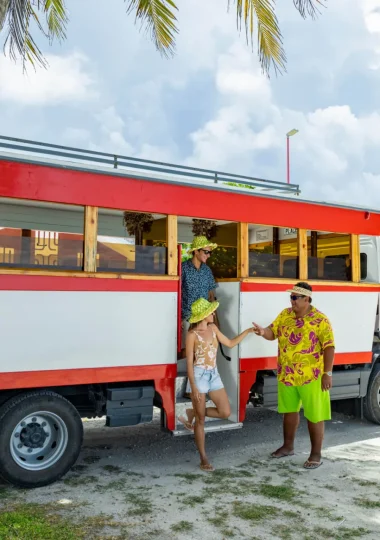 The truck, a warm transport that reflects The Islands of Tahiti - FAKARAVA_©_Grégoire Le Bacon