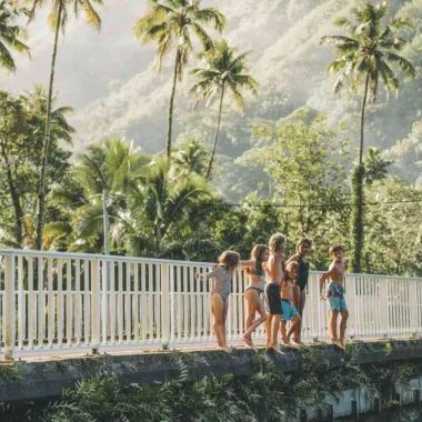 Children on the Faaone bridge about to jump into the river © Overpeek Studio