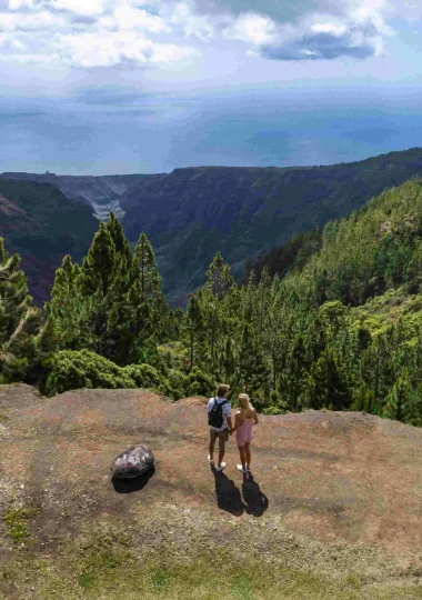 Couple in front of a splendid view from the heights of Nuku Hiva© Grégoire Le Bacon