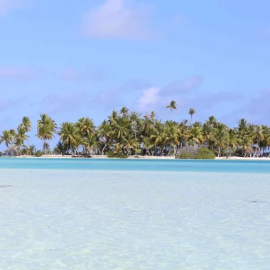 The turquoise waters of the Tuamotu Islands © Bernard Rubinstein