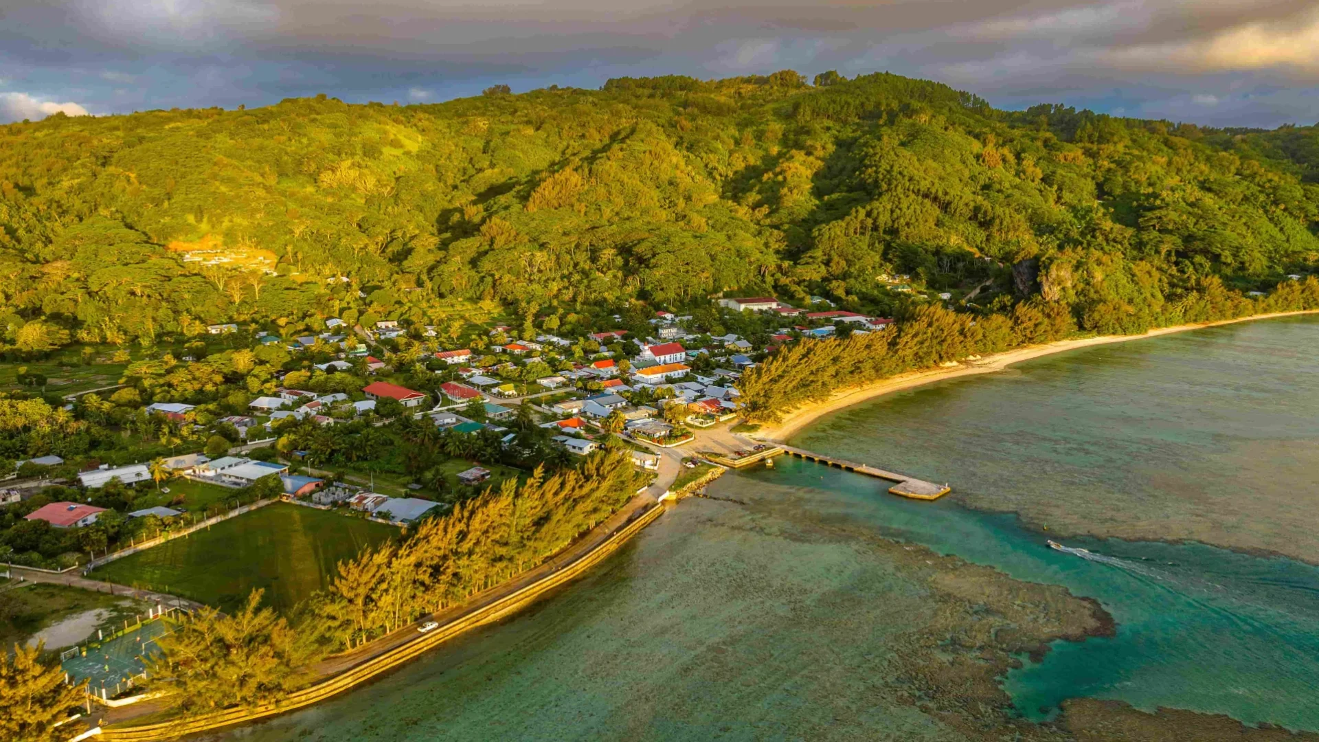 Avera village, Rurutu ©_Michael Runkel