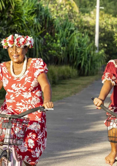 Cycling in Raivavae © Grégoire Le Bacon