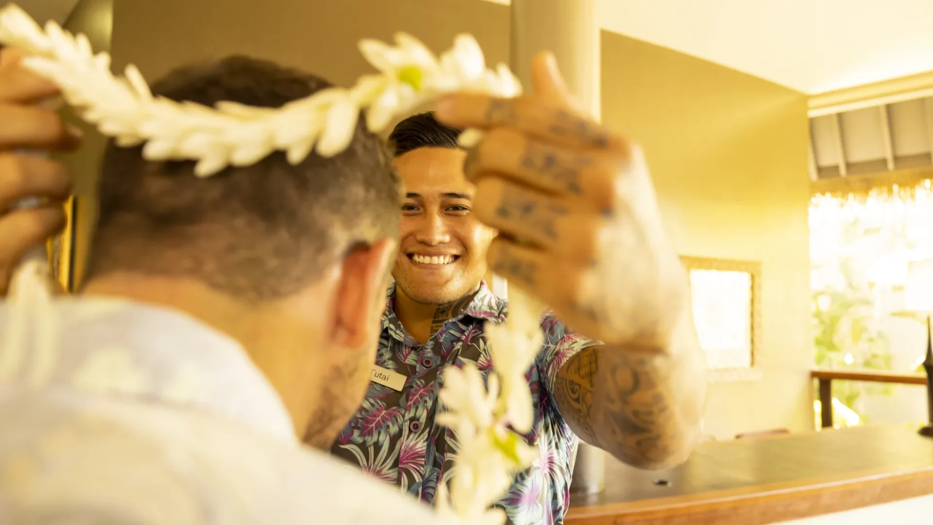 Welcoming visitors with a lei is a tradition © Grégoire Le Bacon