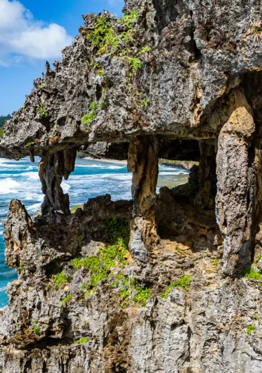 Ana Taupe_e cave in Rurutu ©_Michael Runkel