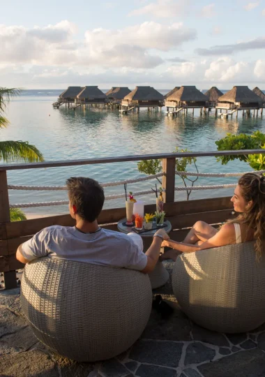 A romantic aperitif at sunset c Tahiti Tourisme