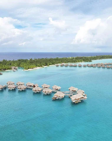 Hotel bungalows in Bora Bora© Grégoire Le Bacon _ LionAiles