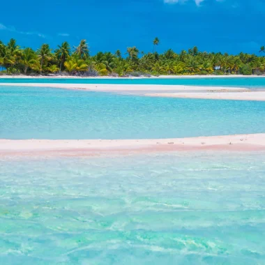 A typical pink sand beach on Tikehau © Lei Tao