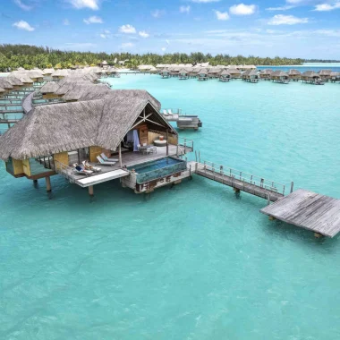 Bungalow sur l'eau à Bora Bora © Grégoire Le Bacon & LionAiles